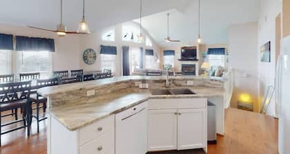 1-lot Oceanside 6 Bedroom Home, Private Pool, Pet Friendly, Private Beach Access