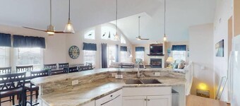 1-lot Oceanside 6 Bedroom Home, Private Pool, Pet Friendly, Private Beach Access