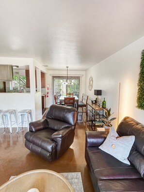 Smart TV, books - The SCOTT on 2nd - Prime Old Town Scottsdale Home. Pet Friendly. (Scottsdale)