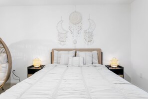 5 bedrooms, iron/ironing board, WiFi, bed sheets - Luxury Oasis: Spectacular 5 stars Retreat in the Heart of Las Vegas 5Bed/3Bath (Las Vegas)