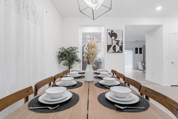 Dining - Luxury Oasis: Spectacular 5 stars Retreat in the Heart of Las Vegas 5Bed/3Bath (Las Vegas)