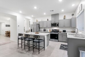 Fridge, microwave, oven, stovetop - Luxury Oasis: Spectacular 5 stars Retreat in the Heart of Las Vegas 5Bed/3Bath (Las Vegas)