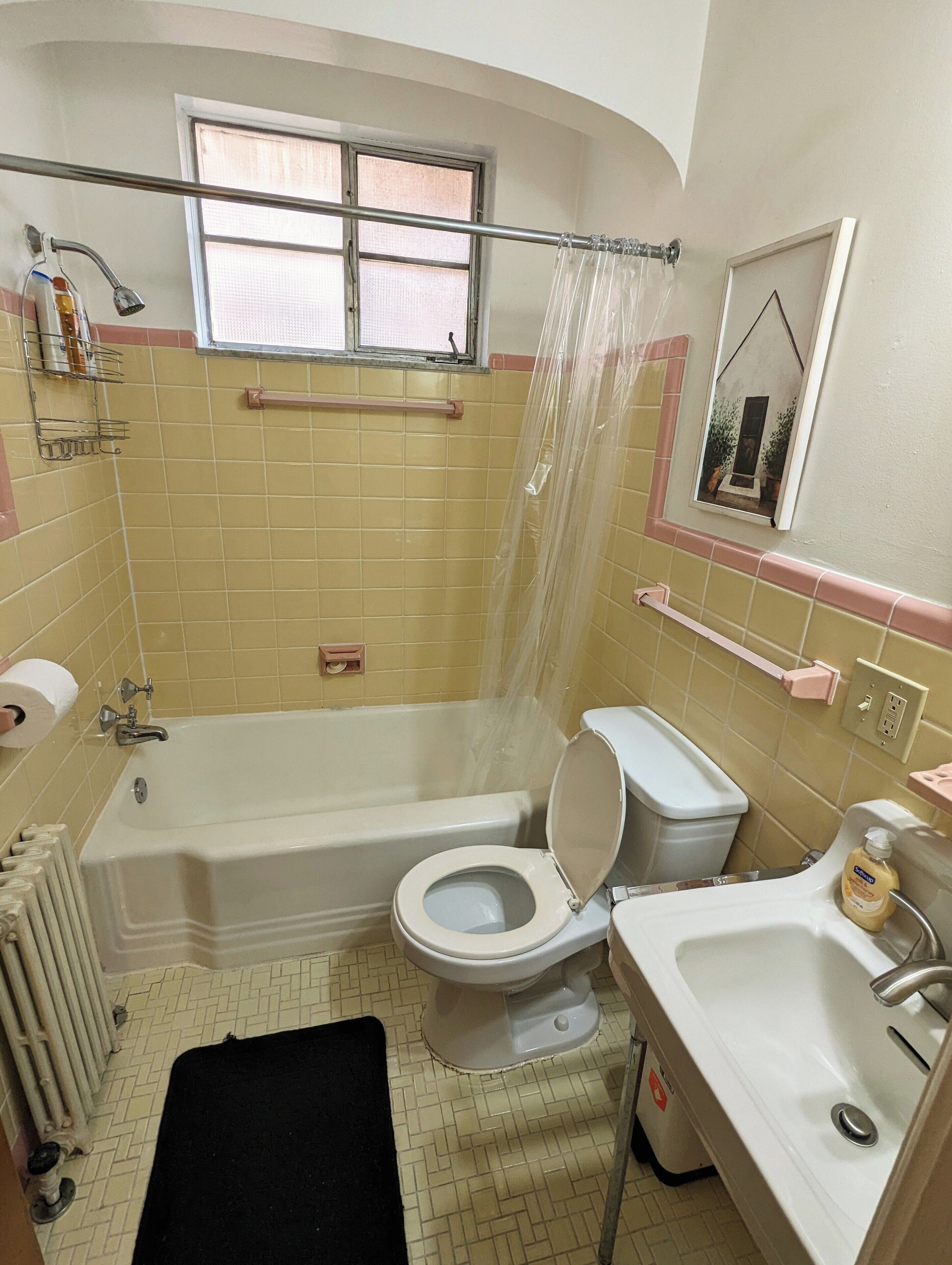 Une salle de bain avec une baignoire, des toilettes et un lavabo.