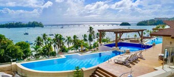 Luxurious, Stunning Bay View Condo, King Bed, Spacious Terrace, Pool, Gym.