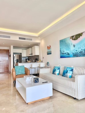 TV - Luxurious, Stunning Bay View Condo, King Bed, Spacious Terrace, Pool, Gym. (Samaná)
