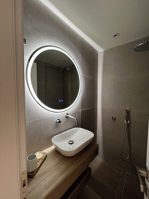 Dusche, Haartrockner, Handtücher, Seife