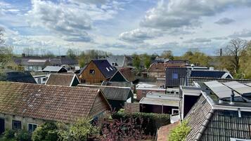 Ein Wohngebiet mit verschiedenen Häusern, einige mit Solaranlagen, und unterschiedlichen Dachformen.