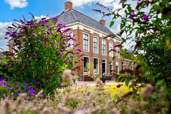Front of property - Herberg Het Rechthuis (Rinsumageest)