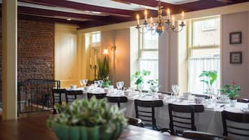 Daily cooked-to-order breakfast (EUR 15 per person)