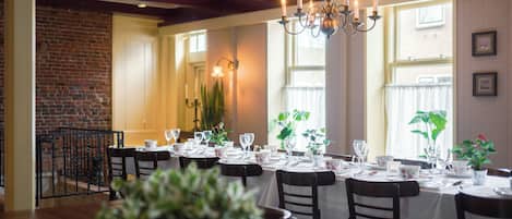 Daily cooked-to-order breakfast (EUR 15 per person)