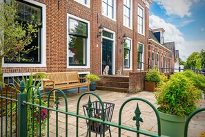 Front of property - Herberg Het Rechthuis (Rinsumageest)