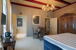 Deluxe Suite, 1 King Bed, Non Smoking, Ensuite