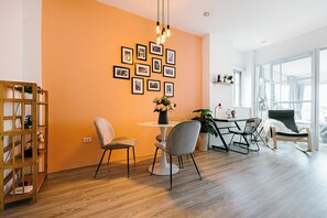 Suíte estúdio com design assinado | Opções para refeição no quarto