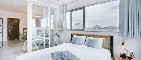 特色開放式套房 | 特厚豪華床墊、書桌、手提電腦工作空間、熨斗/熨衫板