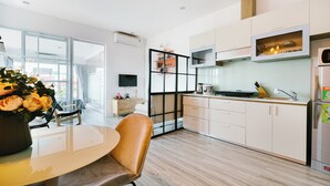 Une cuisine moderne avec un coin repas, de grandes fenêtres et une vue sur la ville.