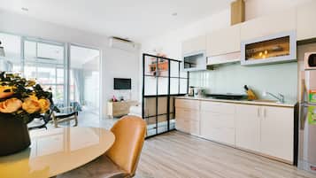 Refrigerador, microondas, placa de cocina, arrocera