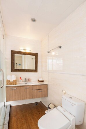 Rainfall showerhead, hair dryer, slippers, towels - SAZIHOME Old Town Hanoi (Hanoi)