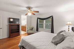 5 bedrooms, iron/ironing board, WiFi, bed sheets - King Bed Home with Screened Porch, 3 TVs, 5 Min to Ft. Jackson (Columbia)