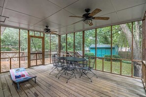 Outdoor dining - King Bed Home with Screened Porch, 3 TVs, 5 Min to Ft. Jackson (Columbia)