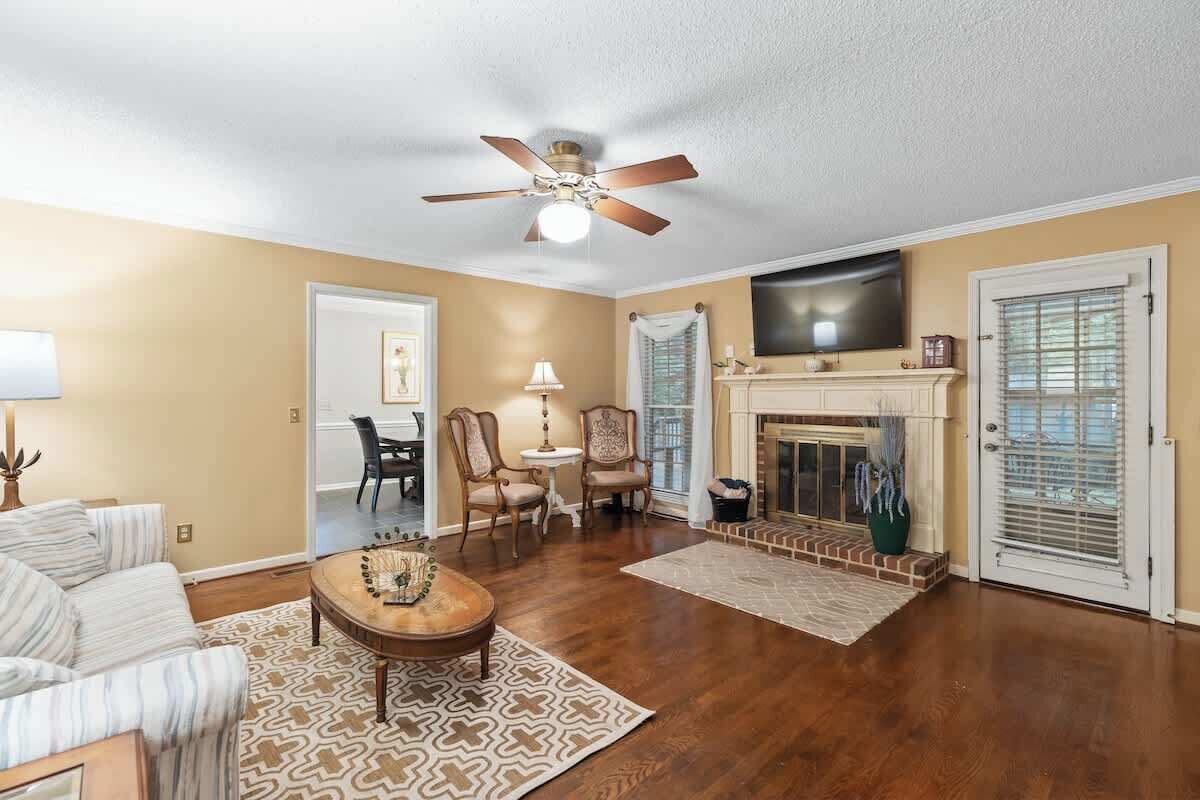 Een televisie, een open haard en een kantoor