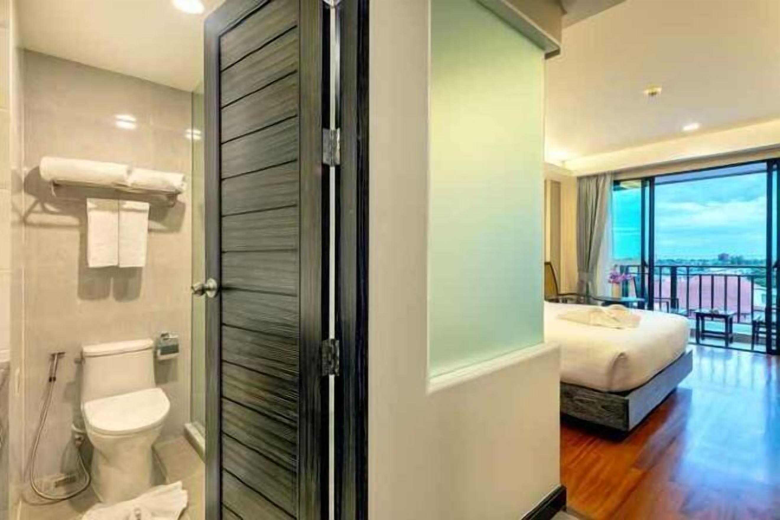 办公桌、免费 WiFi