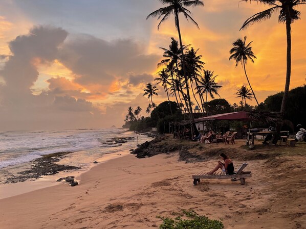 Beach - Fi Midigama – Oceanfront Retreat (Midigama)