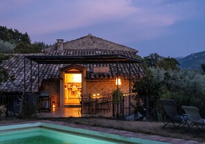 Outdoor pool - Charming Stone House set in its own olive grove, with large pool & amazing views (Buis-les-Baronnies)