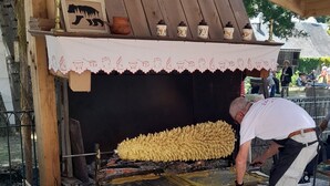 A traditional outdoor cooking setup with a man preparing food on a grill. - Maison de Montagne Avec Jardin Privé (Sarrancolin)