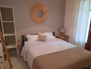 3 habitaciones, tabla de planchar con plancha, cuna de viaje y internet 