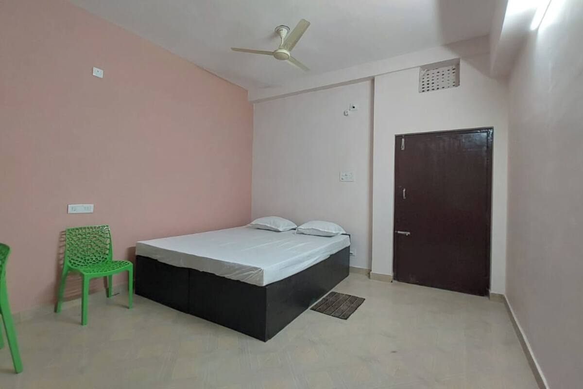 Soundproofing, free WiFi, bed sheets