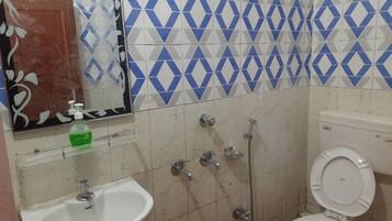 Shower, rainfall showerhead, free toiletries, towels