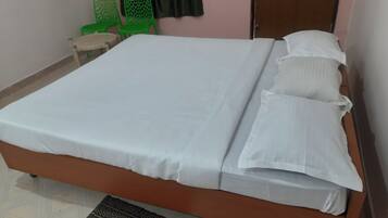 Soundproofing, free WiFi, bed sheets