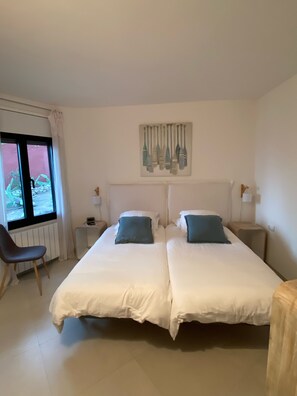4 bedrooms, iron/ironing board, WiFi