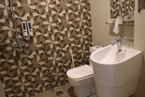 Appartement Premium | Salle de bain | Douche, articles de toilette de luxe, serviettes fournies, savon