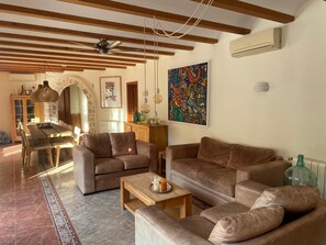 TV, fireplace, video games, DVD player - Rural Moraira Villa, with own vineyard, 7 bedrooms, 10 min from the beach (Teulada)