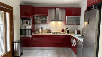 Een koelkast, een magnetron, een oven, een kookplaat