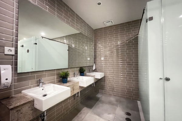 Single Capsule | Kamar mandi | Shower, pancuran hujan, pengering rambut, dan handuk