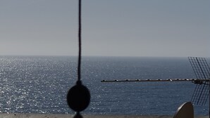 A beach scene with a clear view of the ocean and a distant horizon. - Vast panoramic apartment 3 minutes from the sea (Camogli)