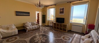 Vast panoramic apartment 3 minutes from the sea