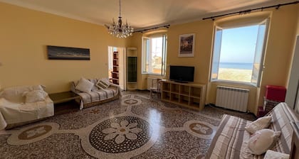 Vast panoramic apartment 3 minutes from the sea