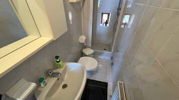 Asciugacapelli, bidet, asciugamani, sapone