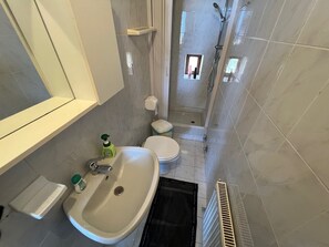 Sèche-cheveux, bidet, serviettes fournies, savon