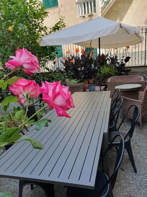Outdoor dining - Vast panoramic apartment 3 minutes from the sea (Camogli)
