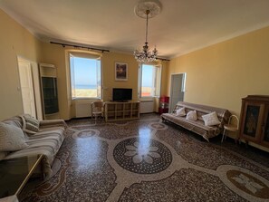 TV, computer monitors - Vast panoramic apartment 3 minutes from the sea (Camogli)