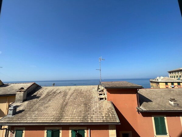 A rooftop with a satellite dish, a chimney, and a view of the sea. - Vast panoramic apartment 3 minutes from the sea (Camogli)