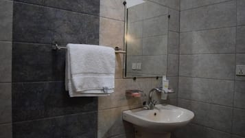 Deluxe Double Room | Bathroom