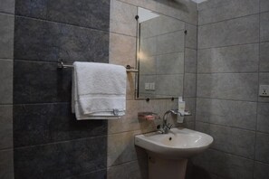 Deluxe Double Room | Bathroom | Shower, designer toiletries, towels, soap - Ocean Pearl Hotel (Karachi)