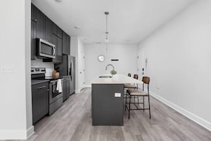 Kjøleskap, mikrobølgeovn, ovn og kokeplater