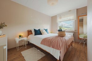 2 bedrooms, iron/ironing board, travel cot, free WiFi