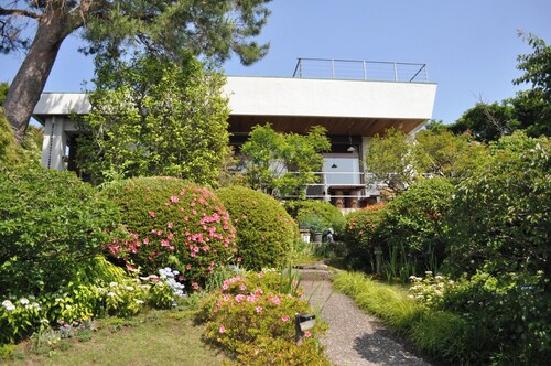 Forget the hustle and bustle of everyday life and  / Ito Shizuoka